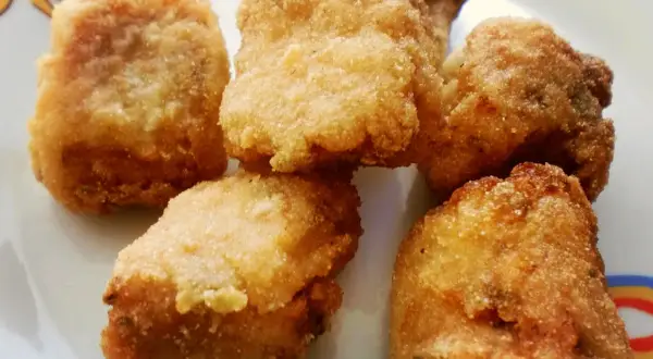 Crujientes trozos de merluza en adobo, dorados y listos para disfrutar.