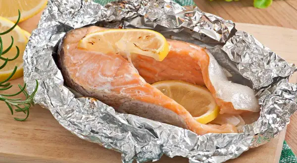 Salmón al horno en papel de aluminio con rodajas de limón. Una de las mejores recetas con salmón para una comida fácil y saludable.