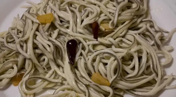 Delicioso revuelto de gulas con ajos laminados y guindillas. Un plato sencillo pero lleno de sabor.