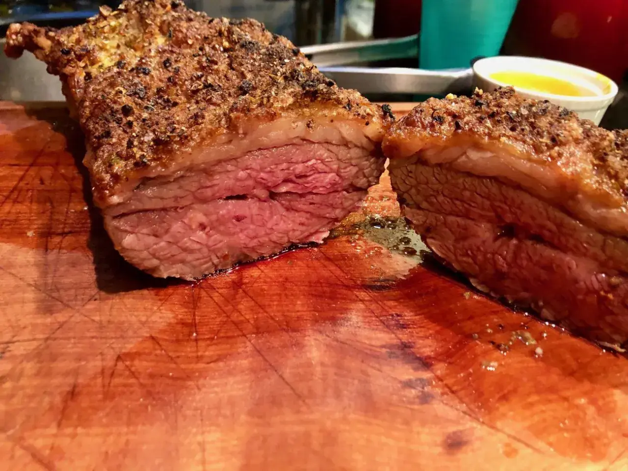 Jugosa picaña a la brasa, cortada en dos, con su capa crujiente y carne rosada. Perfecta para compartir.