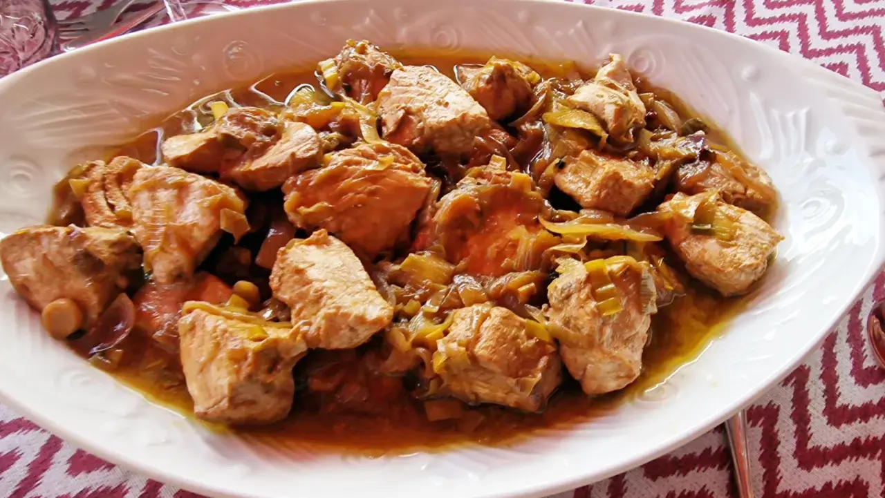 Bonito en escabeche, una receta deliciosa y fácil de preparar. Trozos de bonito jugoso en una salsa sabrosa con cebolla.