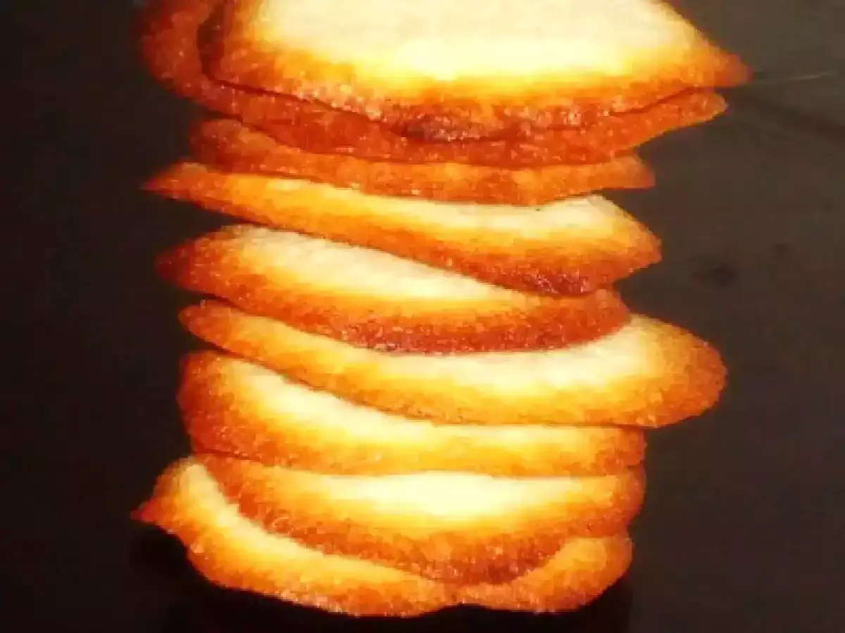 Torre de crujientes galletas de coco, doradas y apetitosas, apiladas unas sobre otras.