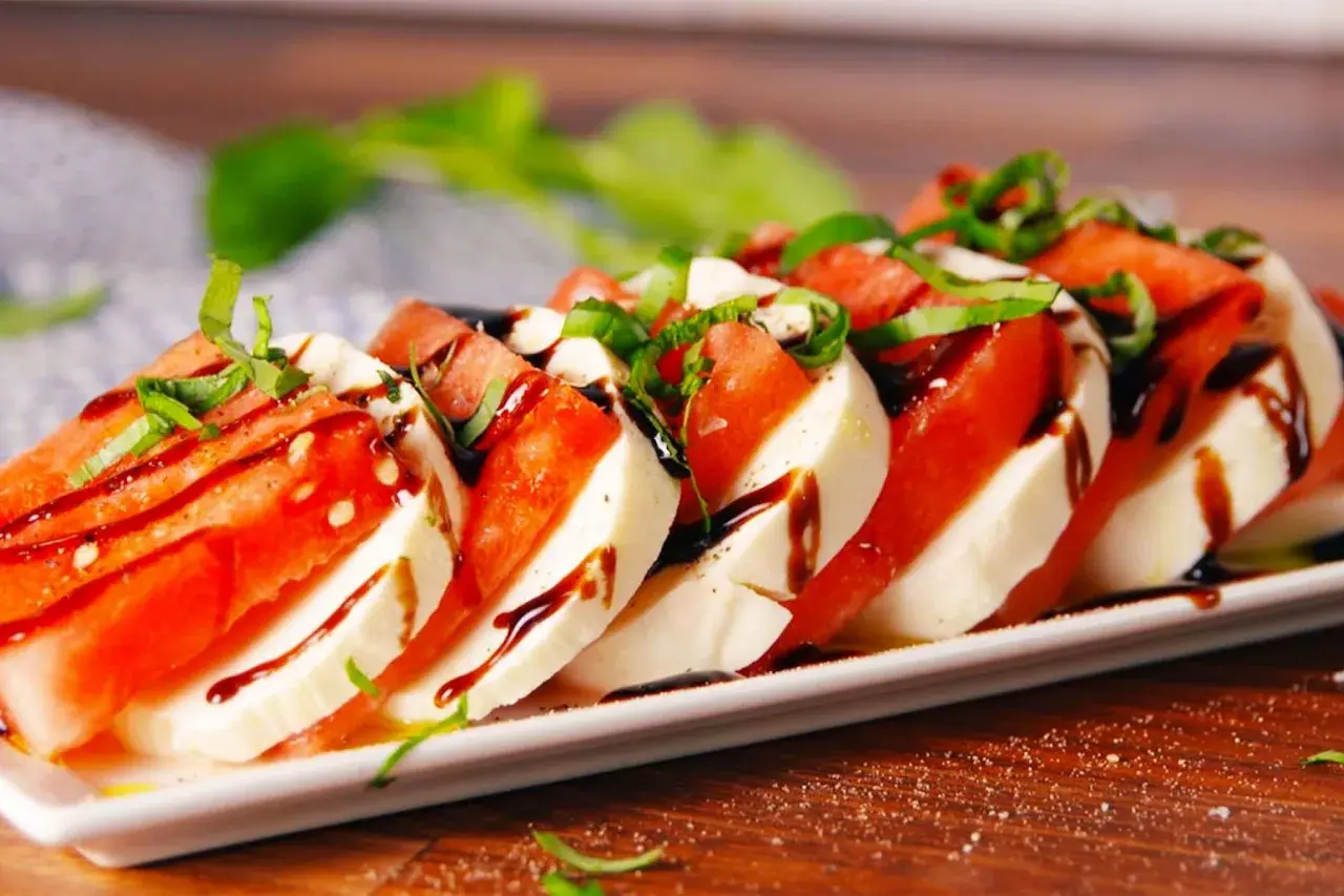 Ensalada Caprese con sandía, mozzarella y albahaca, un toque fresco para tus recetas con sandía.