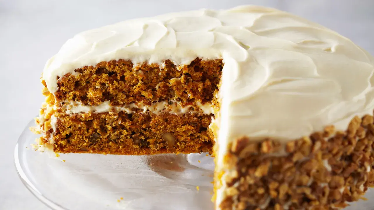 Tarta de zanahoria casera con glaseado cremoso y nueces picadas. ¡Perfecta para tu próxima receta!