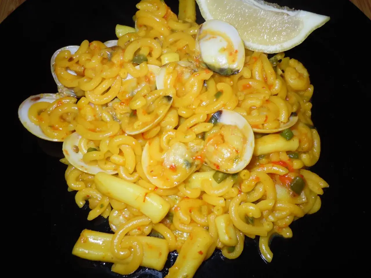 Fideos con almejas y gambas, un plato marinero lleno de sabor.