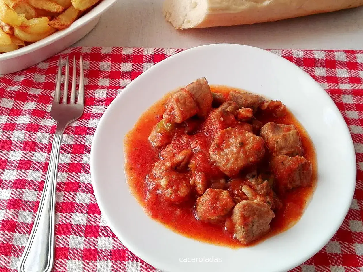 Sabrosa carne con tomate, lista para disfrutar. Una receta casera que huele a hogar.