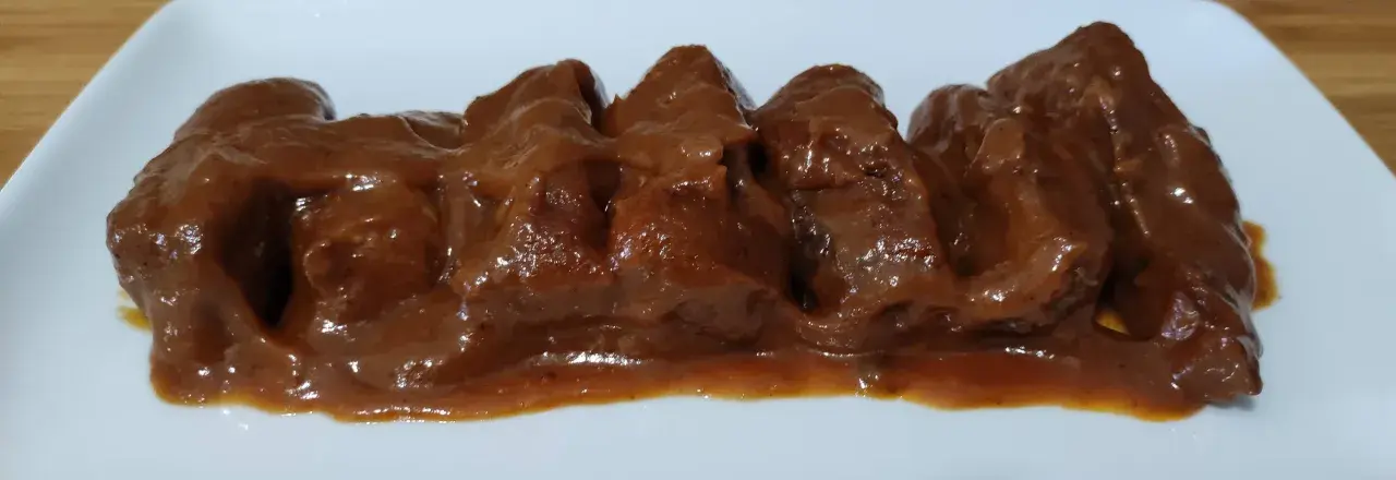 Carrilleras al Pedro Ximénez, tiernas y jugosas, bañadas en una rica salsa oscura. Un manjar que se deshace en la boca.