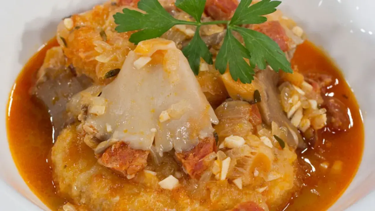 Deliciosas setas en salsa, con trozos de chorizo y perejil fresco, un plato reconfortante.