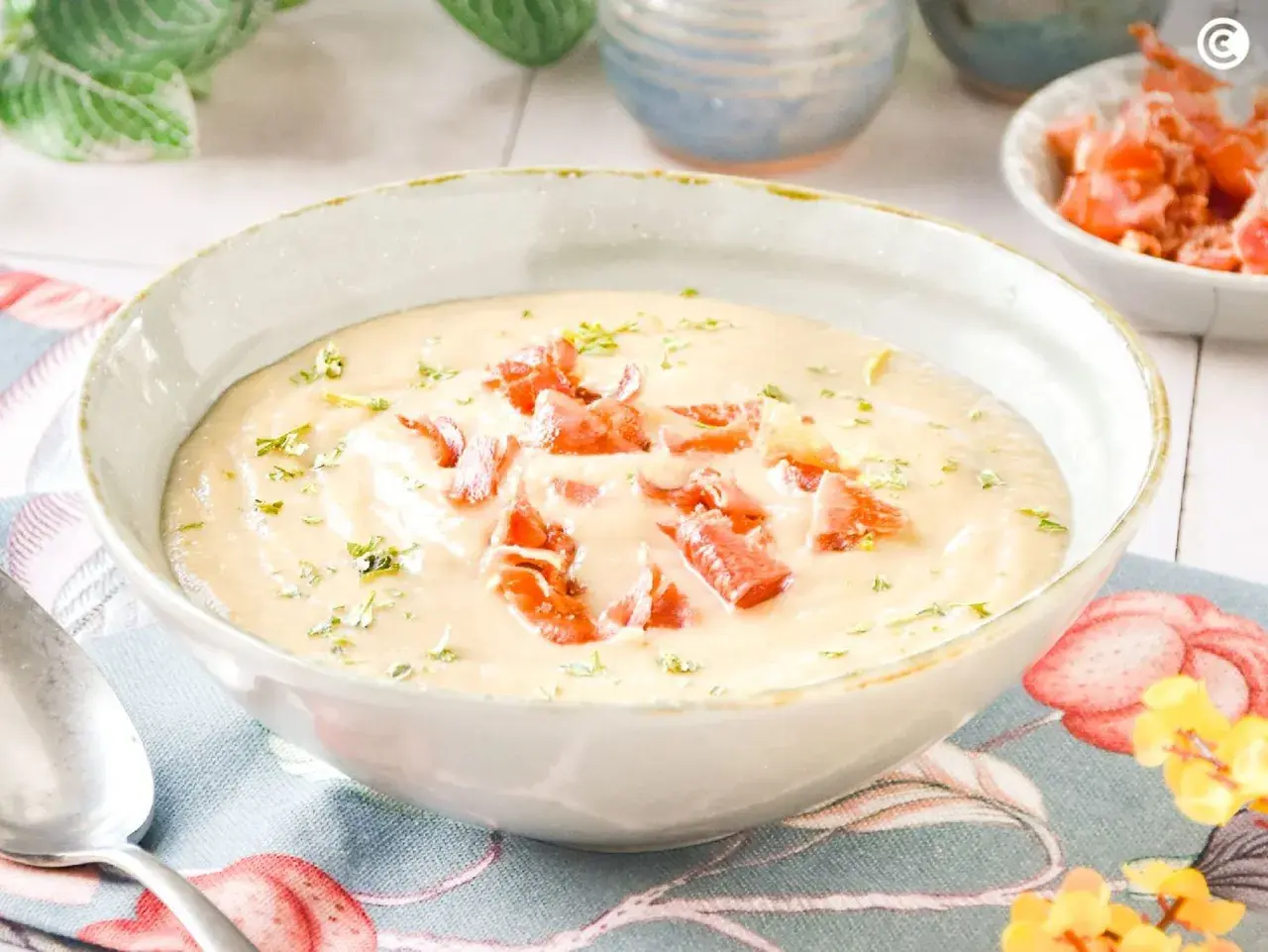Crema de champiñones con jamón crujiente, un plato reconfortante y delicioso.