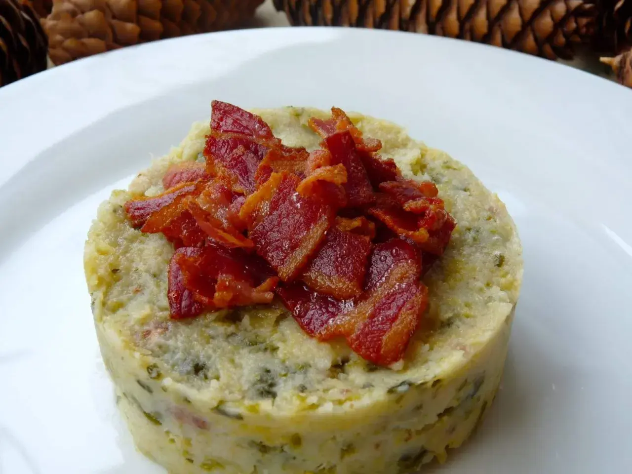 Delicioso trinxat de la Cerdanya, un plato tradicional con patata, col y tocino crujiente.