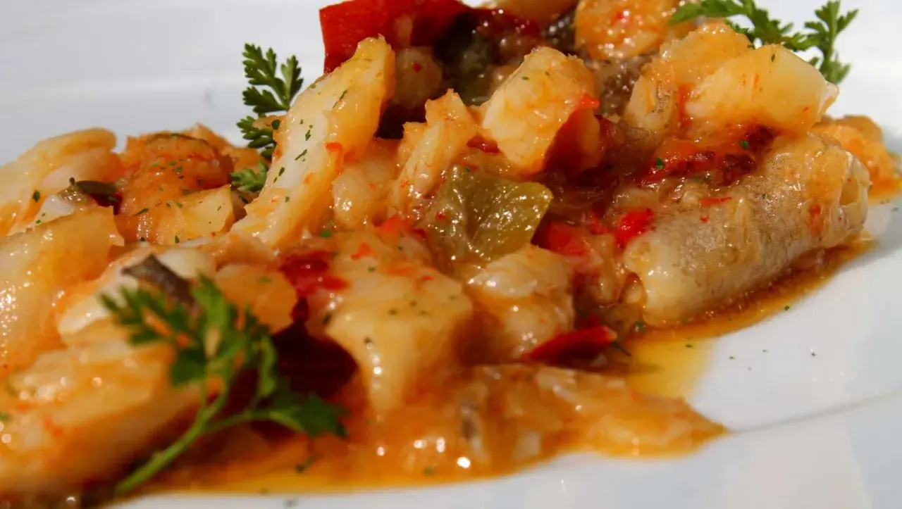 Delicioso plato de bacalao en salsa con pimientos, parte de la receta del auténtico ajoarriero navarro.