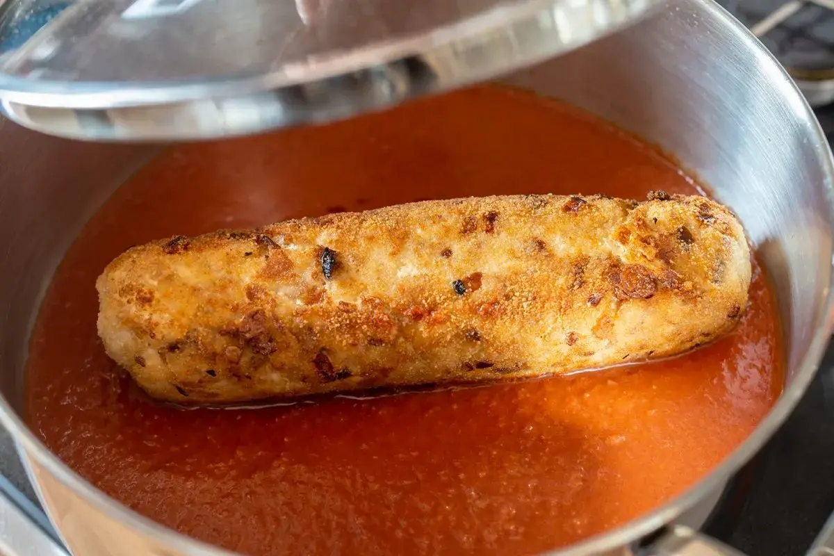 Rollo de bonito en salsa de tomate, un clásico rollo de bonito receta de la abuela, listo para servir.