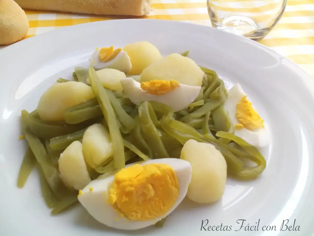 Plato de judías verdes con patatas y huevo duro. Una opción saludable y deliciosa.