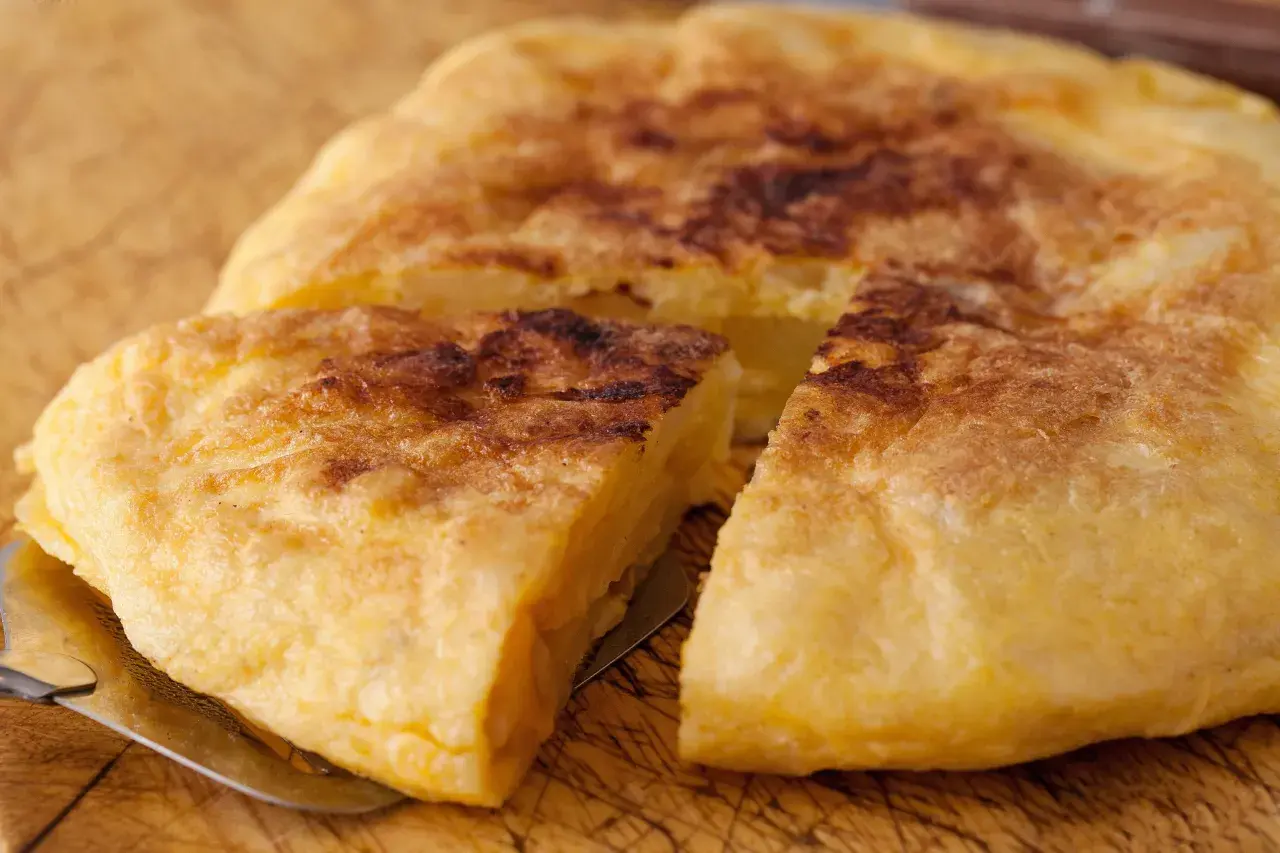 Una jugosa tortilla de cebolla, dorada y lista para servir.