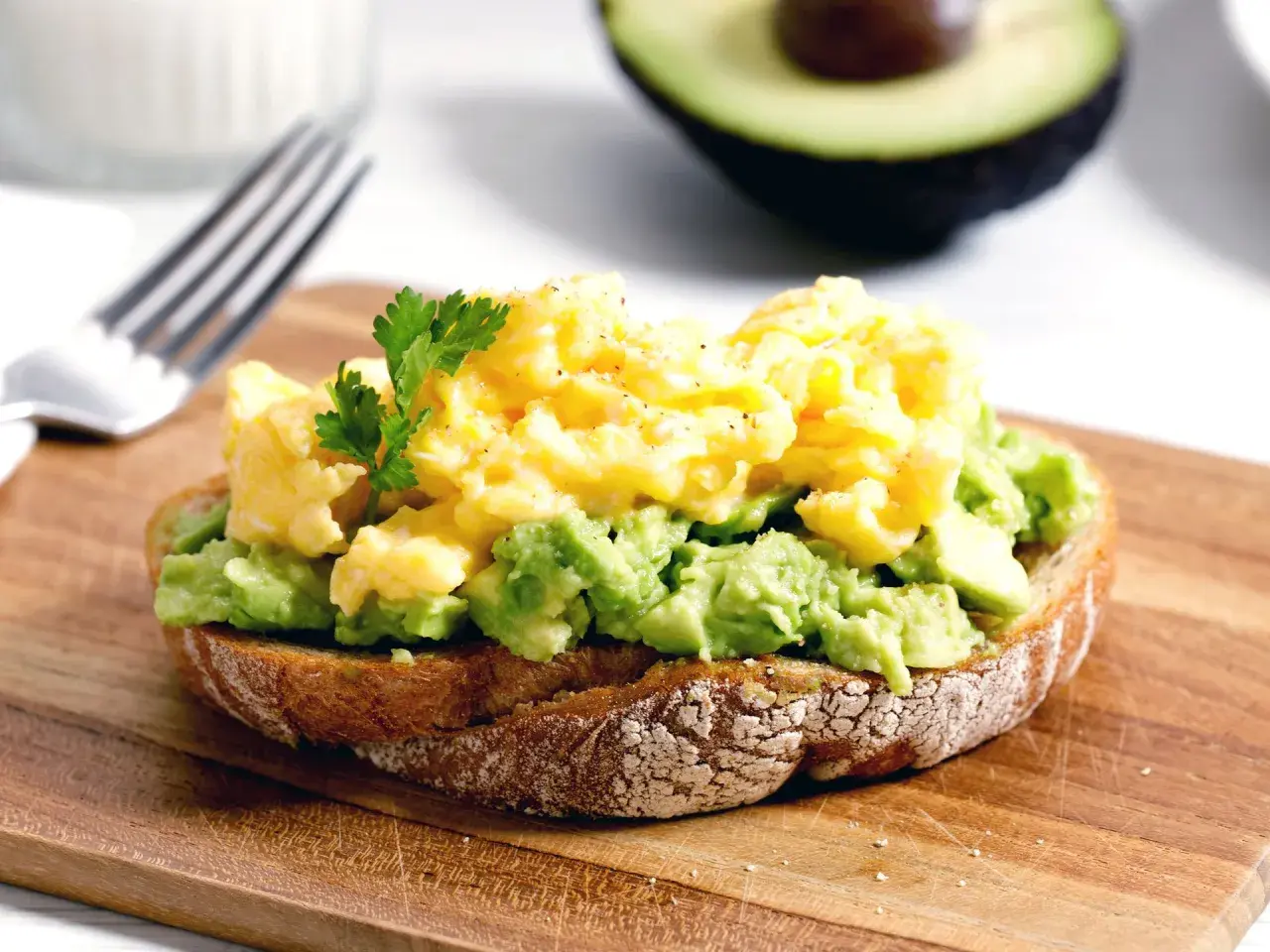 Tostada con aguacate machacado y huevos revueltos, una de las mejores recetas con aguacate.