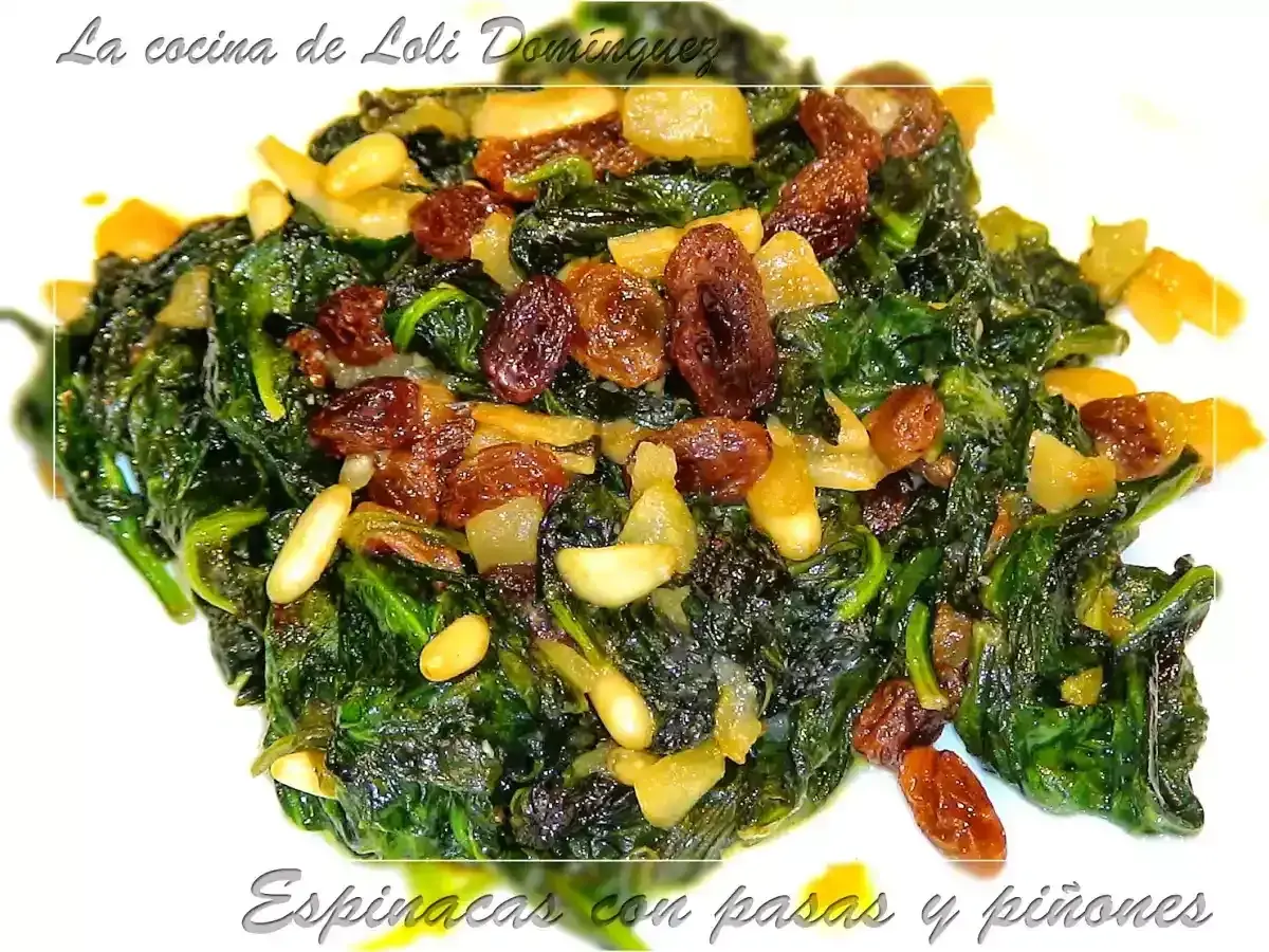 Espinacas a la catalana, un plato vibrante con espinacas salteadas, pasas dulces y piñones tostados.