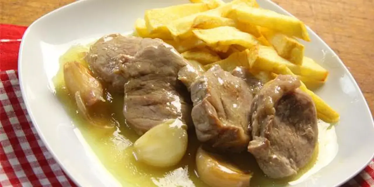 Solomillo al whisky jugoso con patatas fritas crujientes.