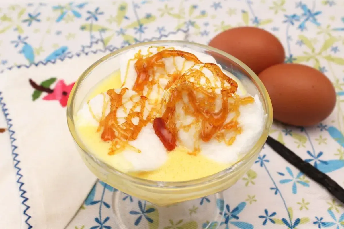 Delicioso postre de huevos a la nieve, con merengue esponjoso bañado en crema inglesa y caramelo crujiente.