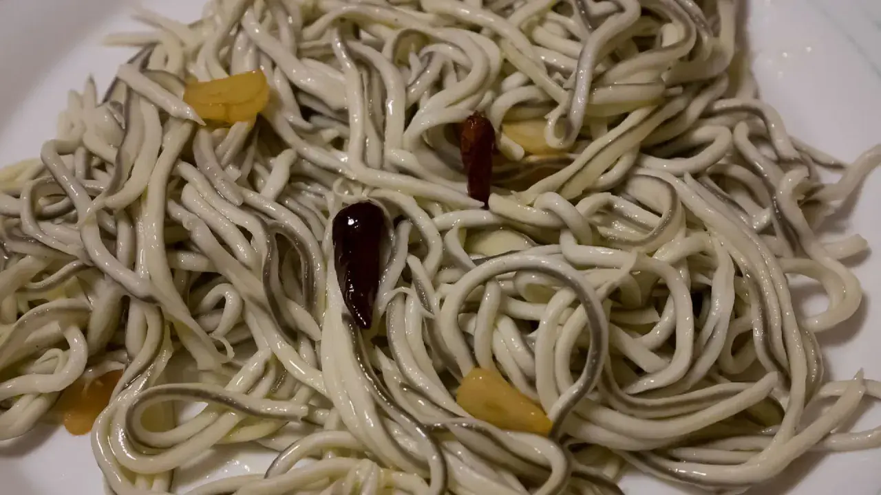 Delicioso revuelto de gulas con ajos laminados y guindillas. Un plato sencillo pero lleno de sabor.