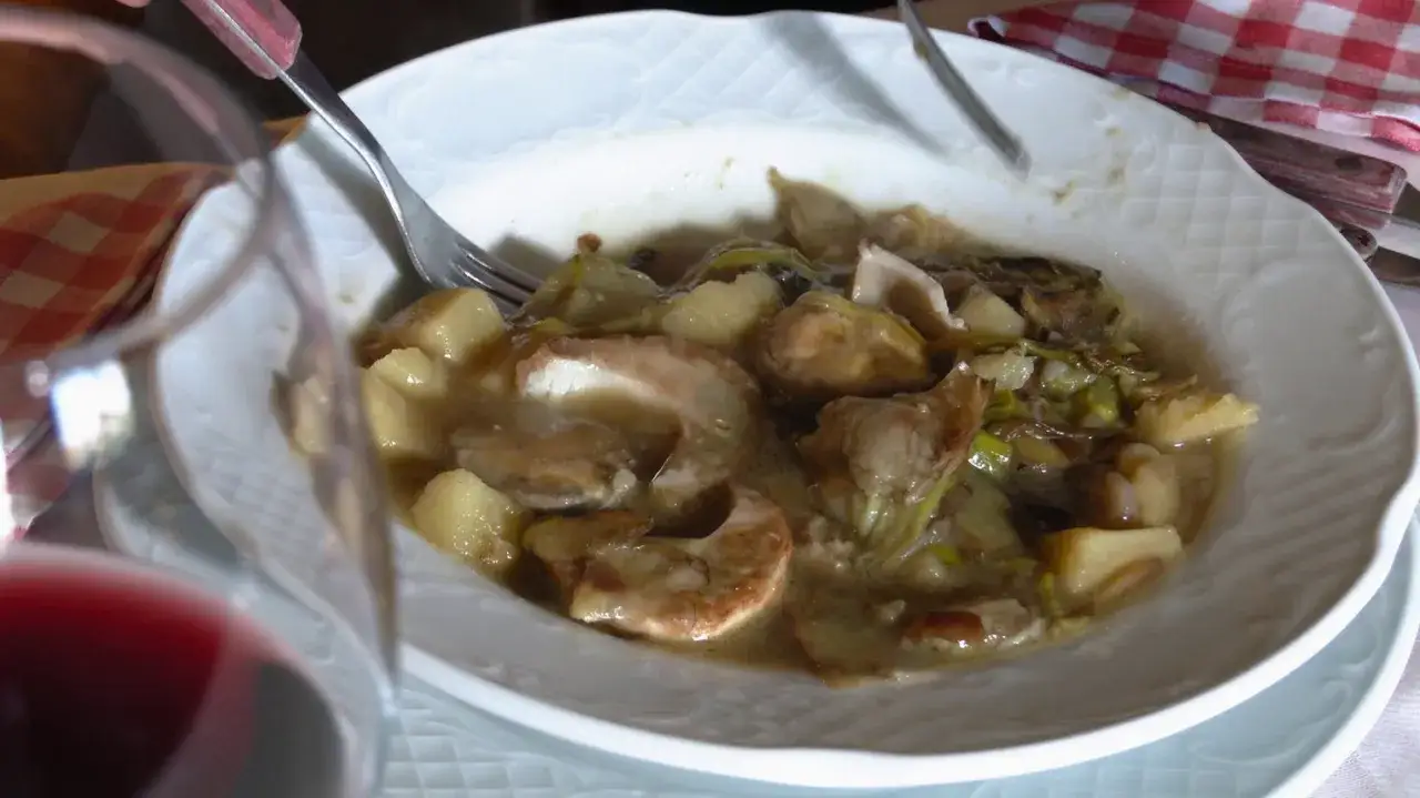 Plato de alcachofas estofadas con patatas y carne, ideal para recetas con alcachofas de bote.