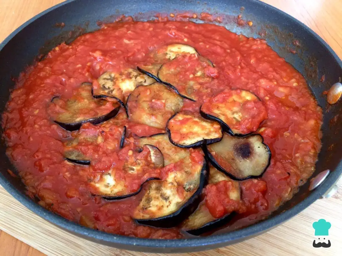 Berenjenas con tomate en sartén, un plato casero y delicioso.