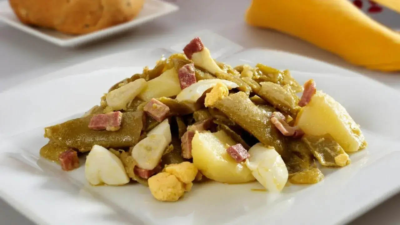 Jud&iacute;as verdes con huevo, patatas y trocitos de jam&oacute;n, un plato casero y delicioso.