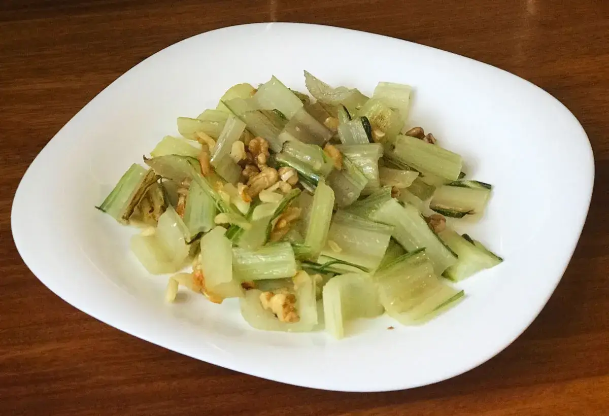 Pencas de acelgas salteadas con nueces, un plato ligero y sabroso.