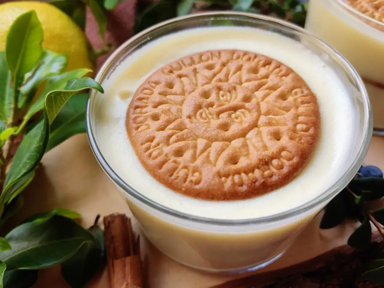 Deliciosas natillas caseras, perfectas para aprender como hacer natillas caseras. Con galleta y limón, un postre sencillo y rico.