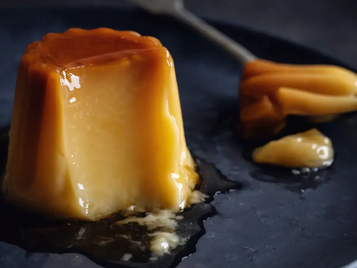 Delicioso flan de huevo casero, receta de la abuela, con caramelo l&iacute;quido.