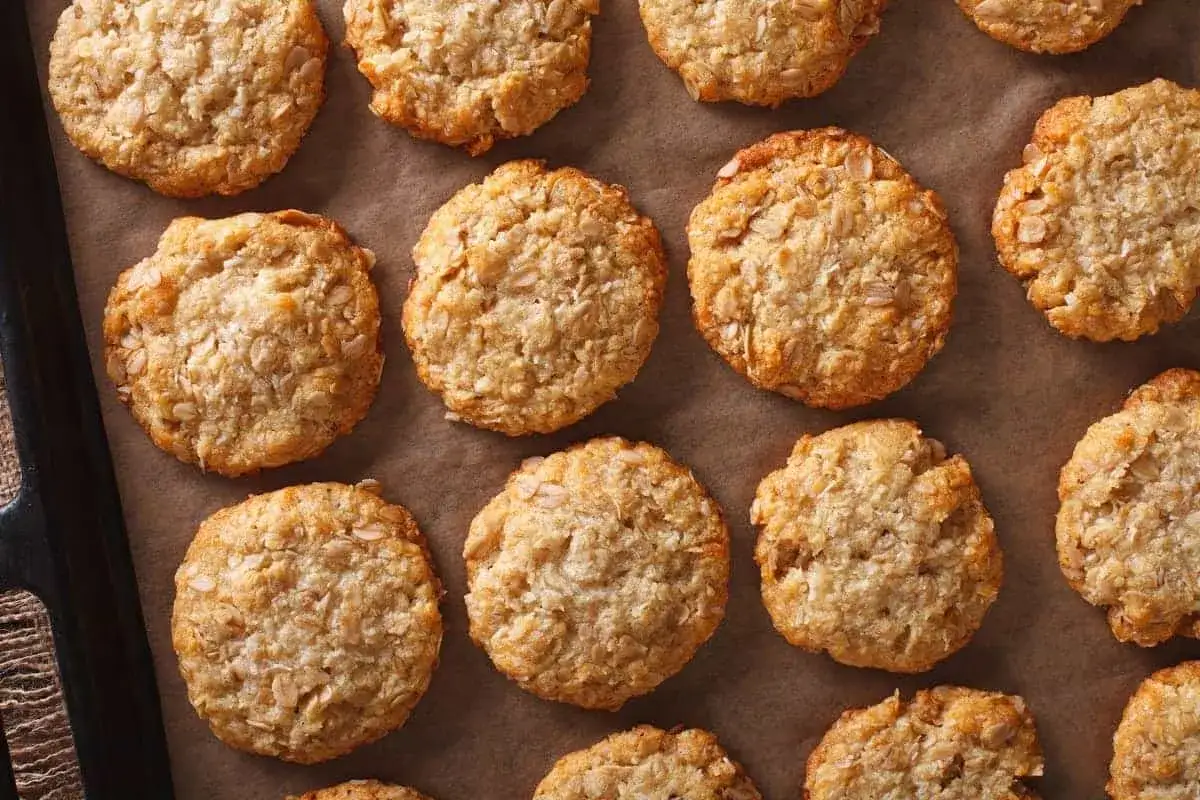 Galletas de coco recién horneadas, doradas y crujientes, listas para disfrutar.