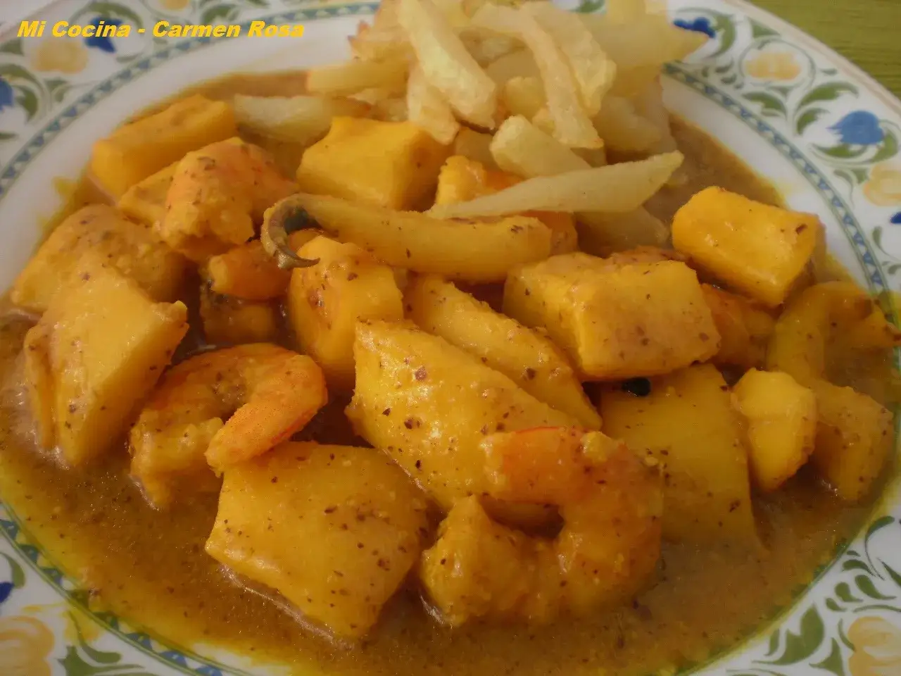 Jibia en salsa de almendras con patatas fritas. Un plato sabroso y reconfortante.