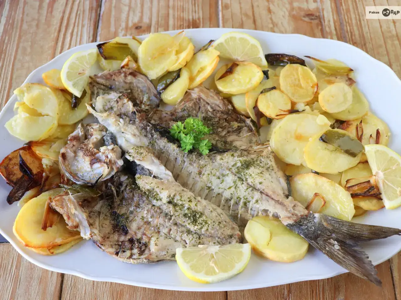 Sargo al horno con patatas y lim&oacute;n, un plato casero listo para disfrutar.