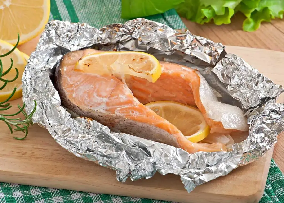 Salmón al horno en papel de aluminio con rodajas de limón. Una de las mejores recetas con salmón para una comida fácil y saludable.