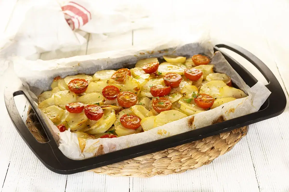 Patatas y tomates asados, una de las mejores recetas con verduras. Perfectas para acompañar cualquier plato.