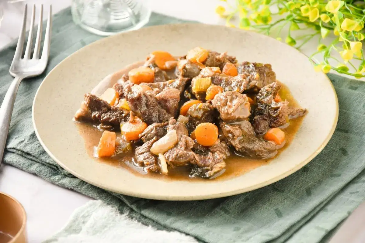 Tierna ternera en salsa con zanahorias y cebolla, un plato reconfortante y delicioso.