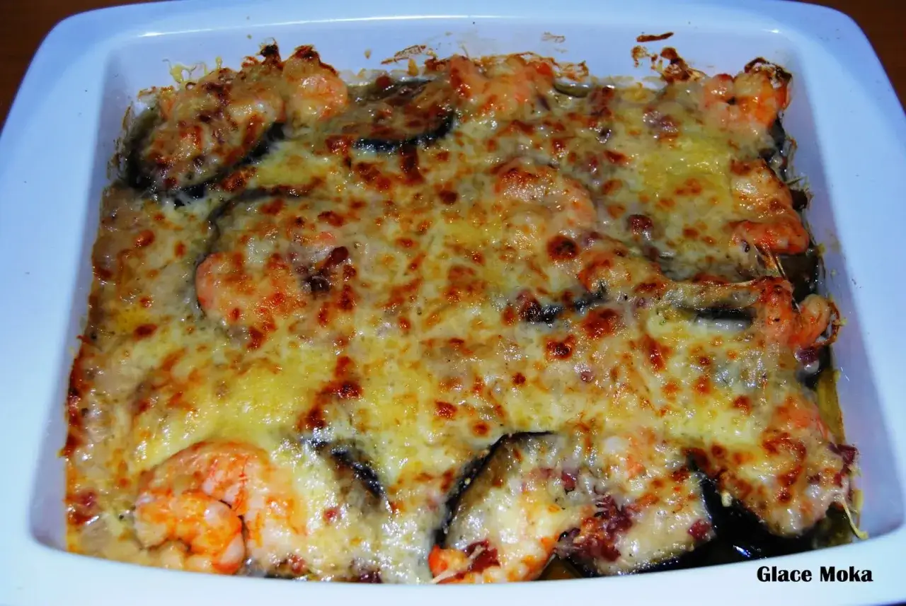 Berenjenas rellenas de gambas gratinadas con queso, un plato delicioso y reconfortante.