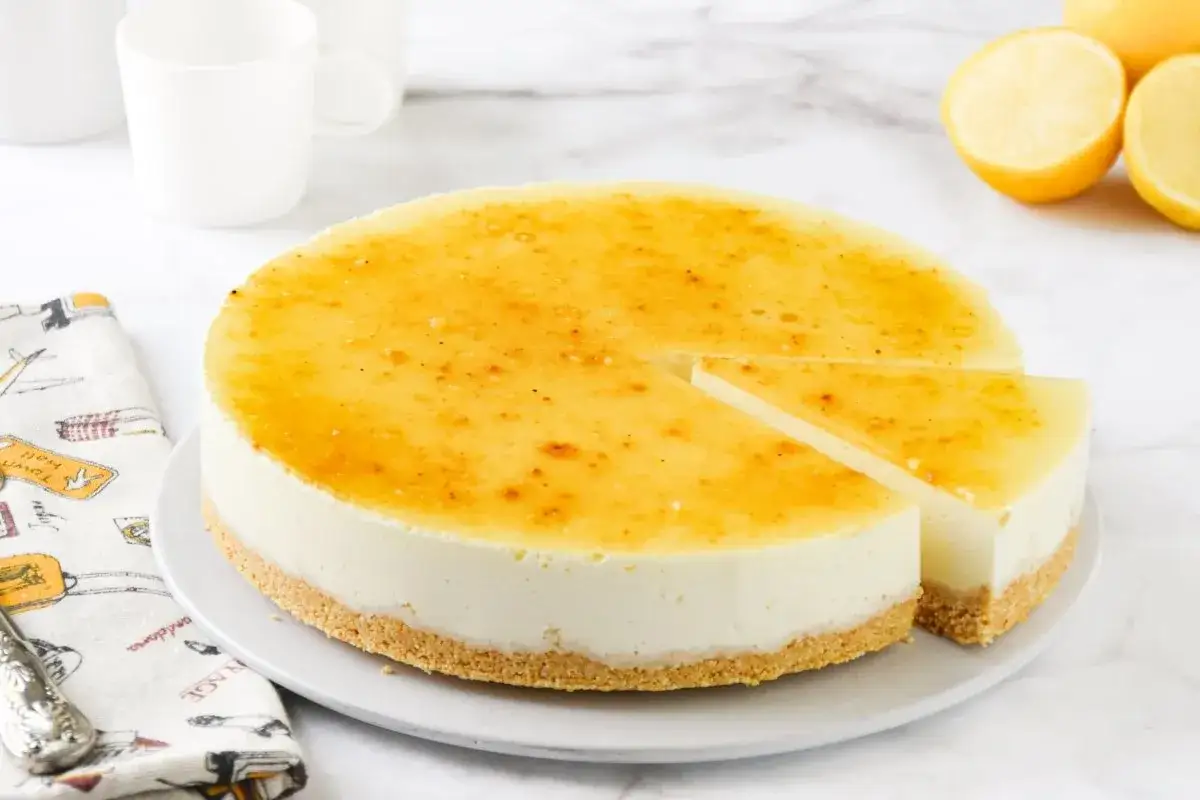 Tarta de lim&oacute;n sin horno, cremosa y con una capa dorada y brillante. Perfecta para un postre refrescante.