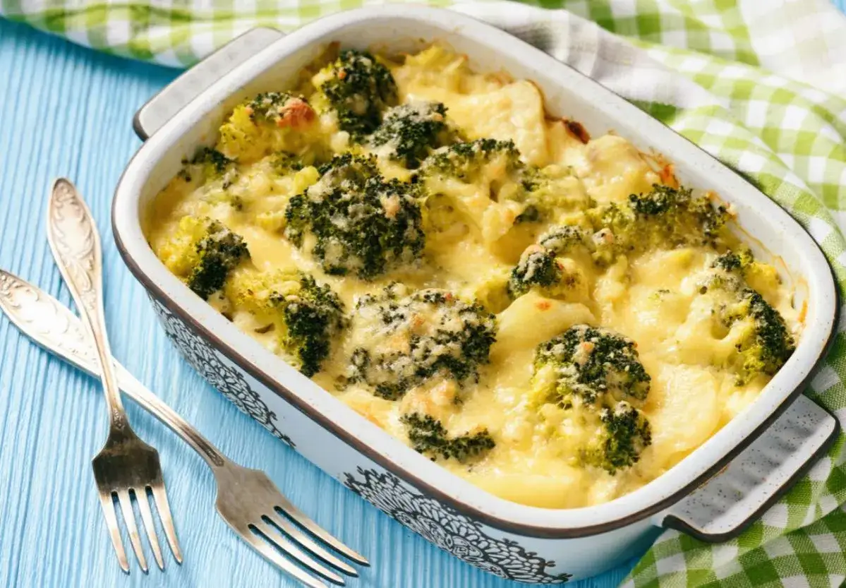 Delicioso brocoli al horno gratinado con queso cremoso, listo para disfrutar.