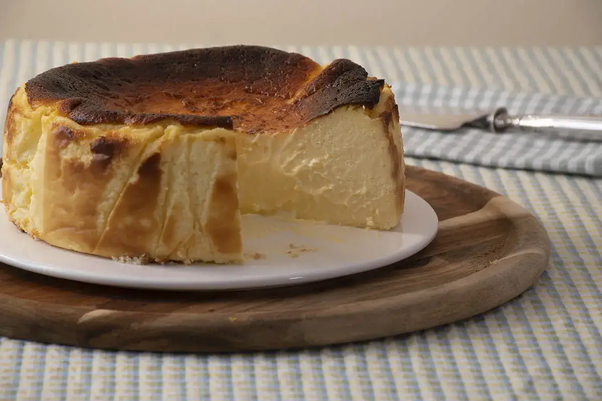 Tarta de queso Eva Argui&ntilde;ano, dorada y cremosa, lista para disfrutar.