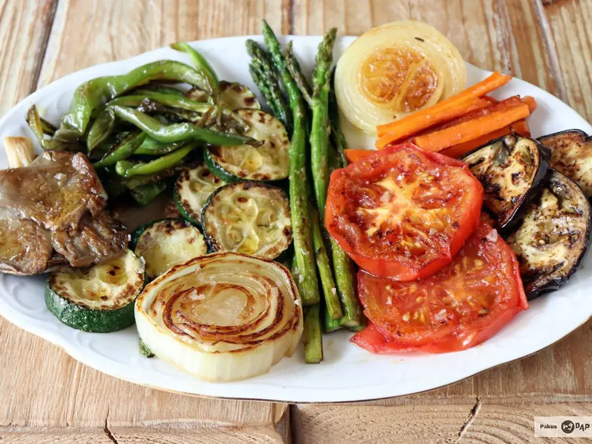 Plato de verduras a la plancha: pimientos, calabac&iacute;n, esp&aacute;rragos, zanahorias, cebolla, tomate y berenjena asados.