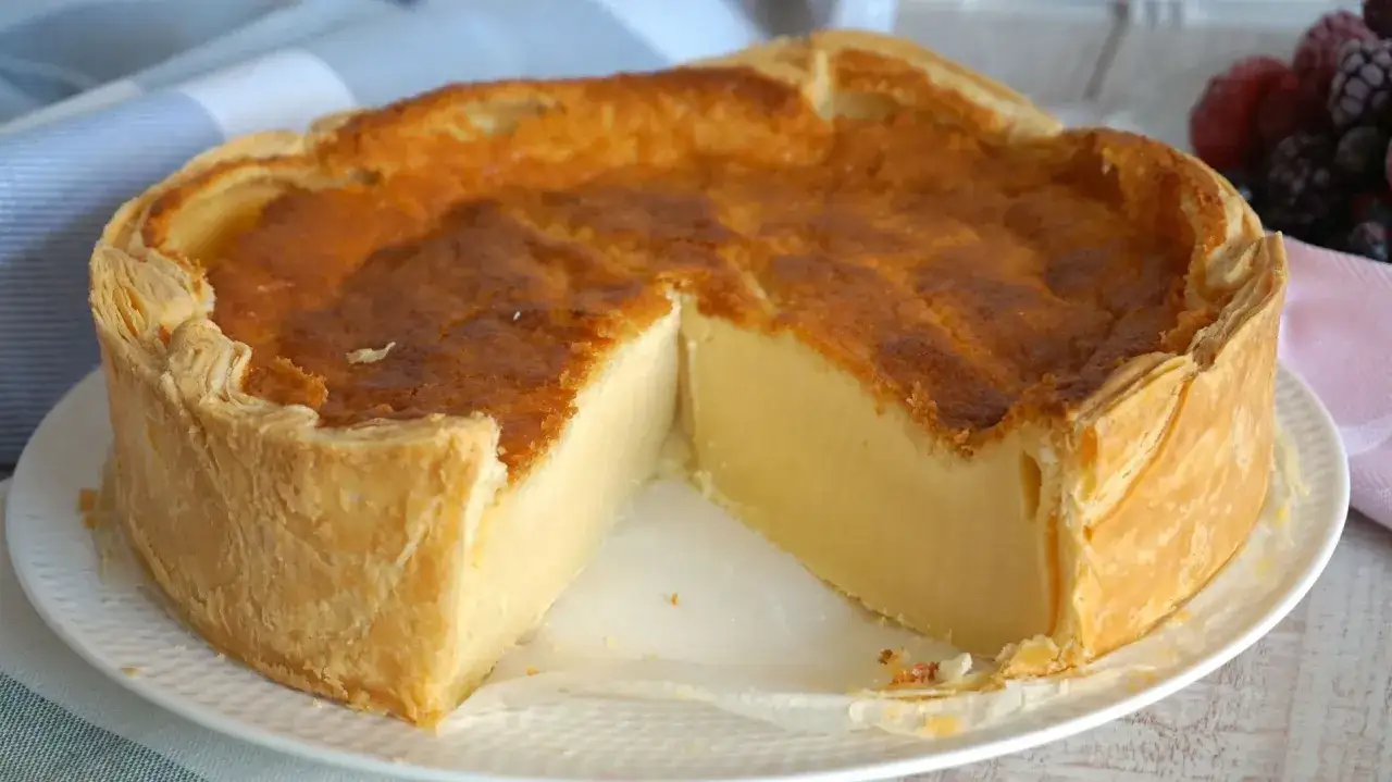 Tarta de arroz con una corteza dorada y un relleno cremoso. Perfecta para compartir.