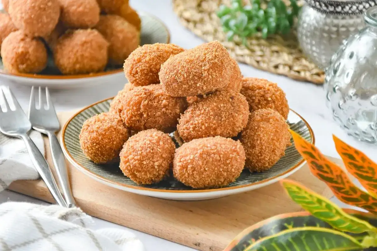 Montón de croquetas doradas y crujientes, perfectas para aprender como hacer croquetas caseras.