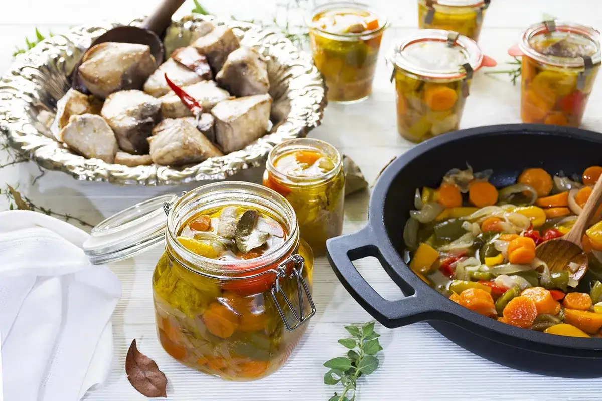 Un bonito en escabeche, receta casera con verduras. Conservas listas para disfrutar.