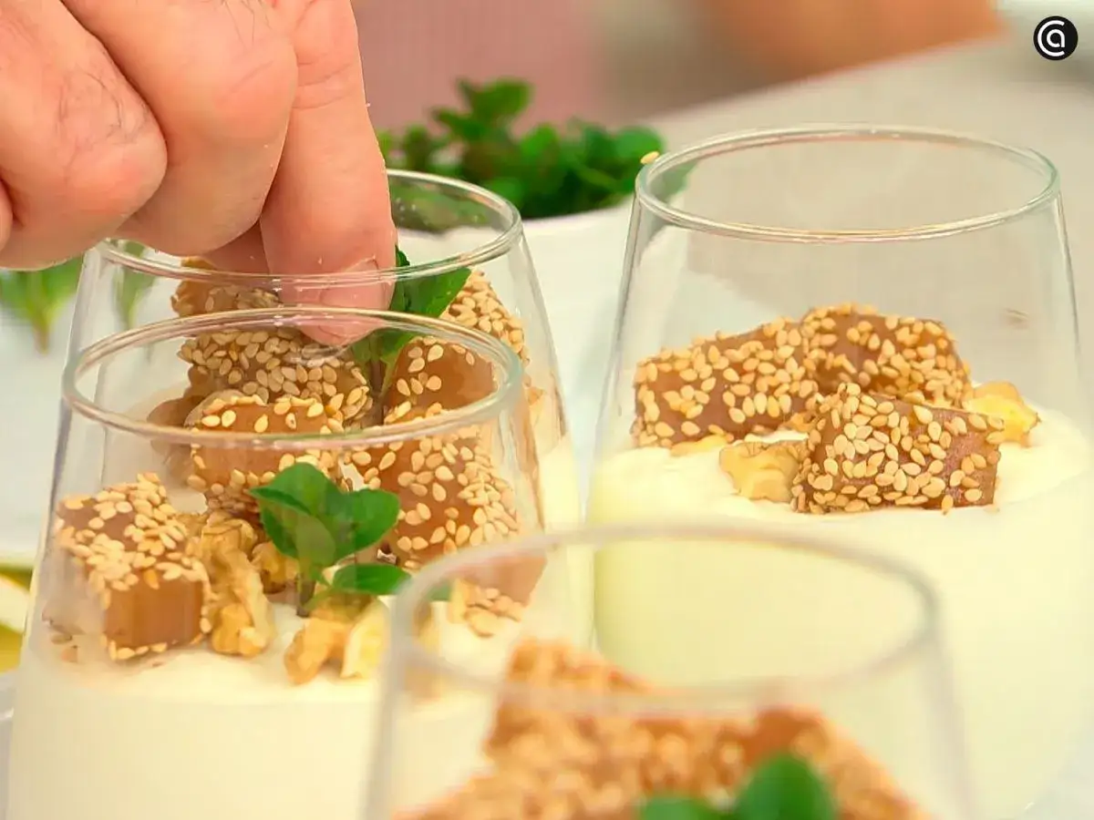 Delicioso mousse de yogur coronado con trozos de caramelo cubiertos de s&eacute;samo y nueces.