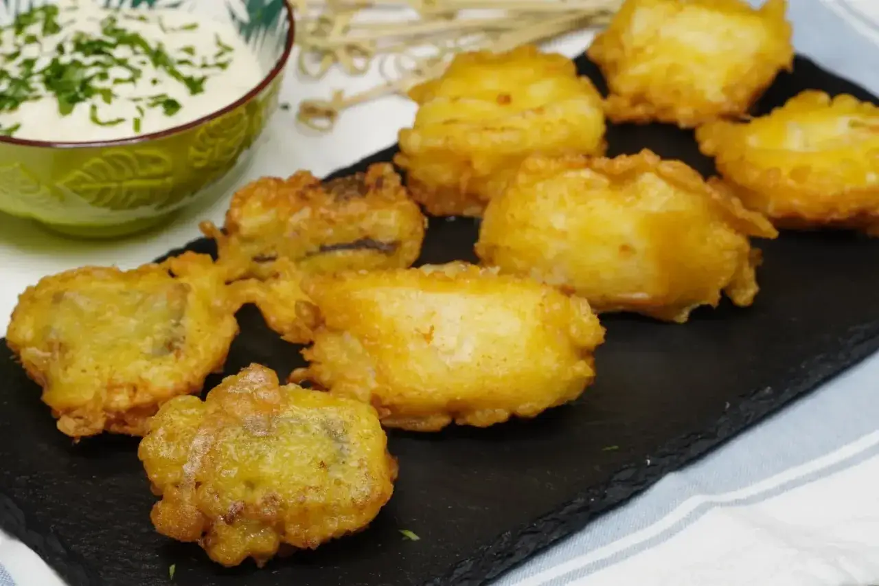 Crujientes soldaditos de pavia, dorados y listos para mojar en la salsa de yogur con hierbas.
