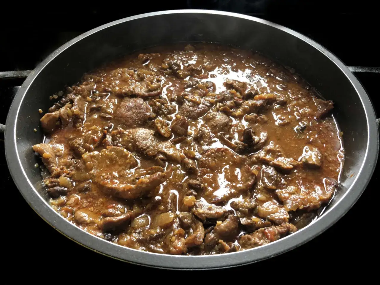 Fricand&oacute; de vedella a la cassola, amb la carn tendra i la salsa espessa. Un plat tradicional ple de sabor.