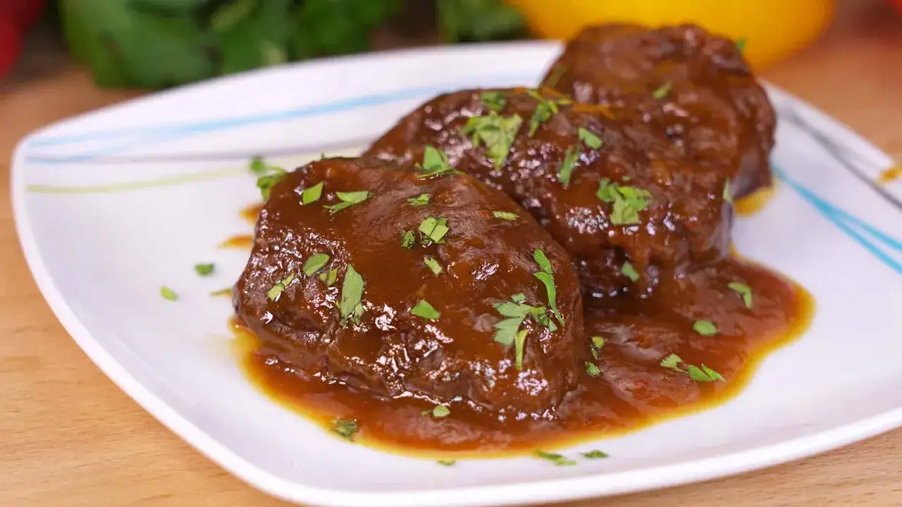 Carrilleras al Pedro Xim&eacute;nez, tiernas y jugosas, ba&ntilde;adas en una rica salsa y espolvoreadas con perejil fresco.