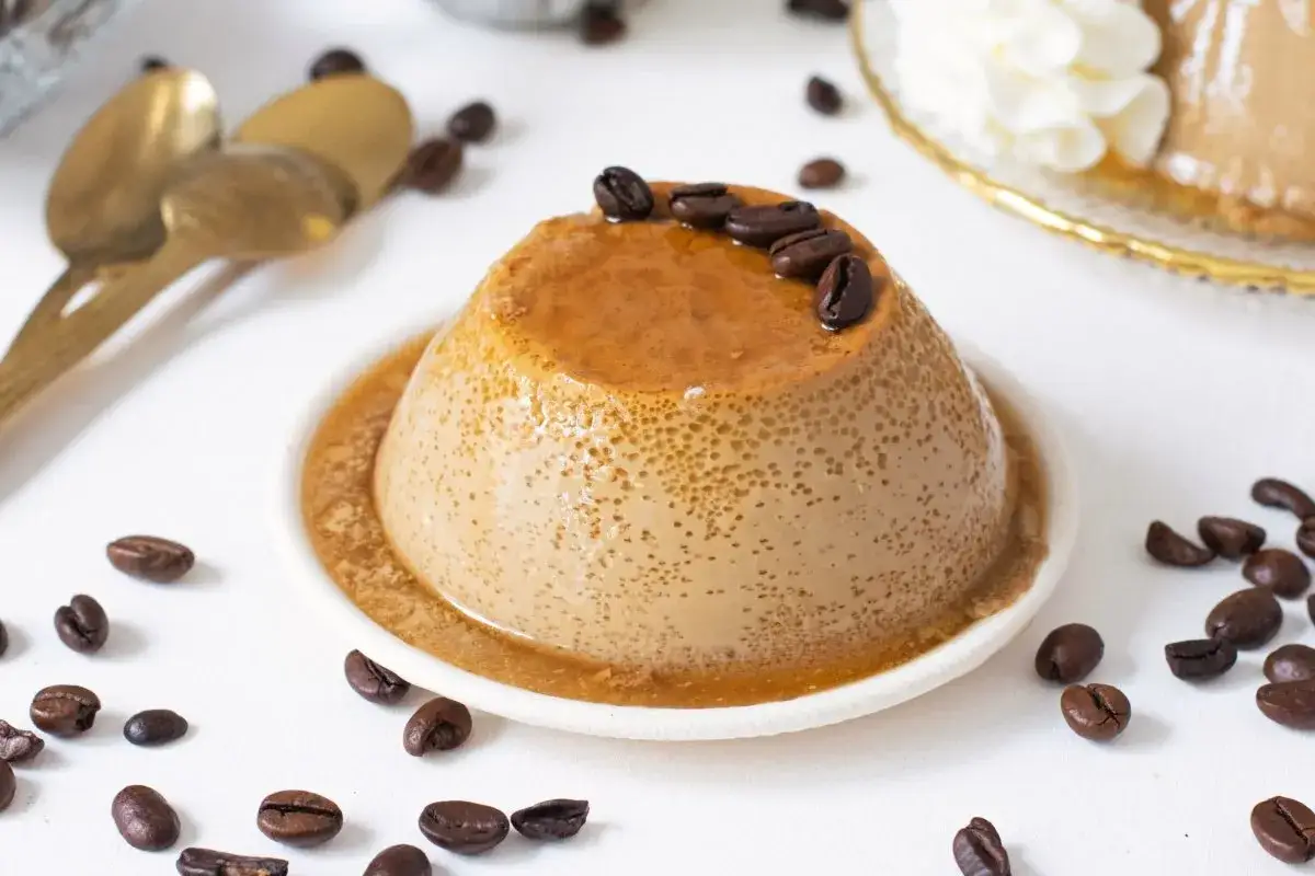 Delicioso flan de café, adornado con granos de café tostados y bañado en caramelo. Un postre perfecto para los amantes del café.