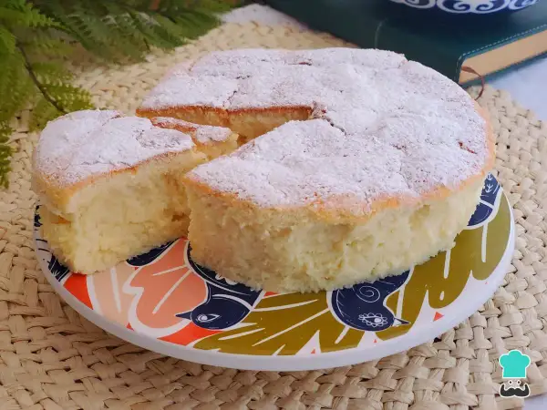 Bizcocho esponjoso con claras de huevo y yogur, espolvoreado con azúcar glas. ¡Perfecto para el desayuno!