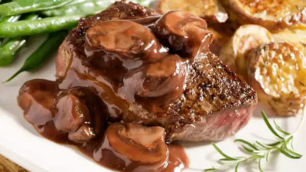 Solomillo de cerdo al Pedro Ximénez, jugoso y tierno, bañado en una rica salsa de champiñones. Acompañado de judías verdes y patatas asadas.